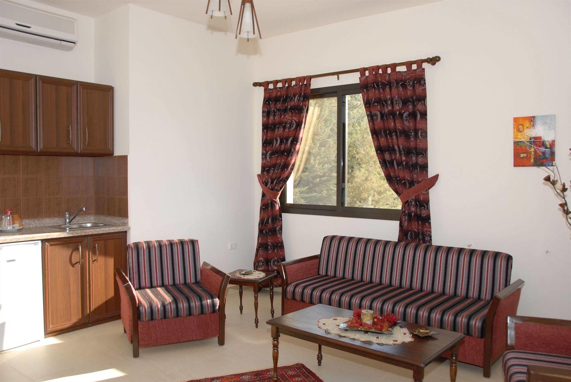 Iris Flower Hotel Jezzine Exterior photo